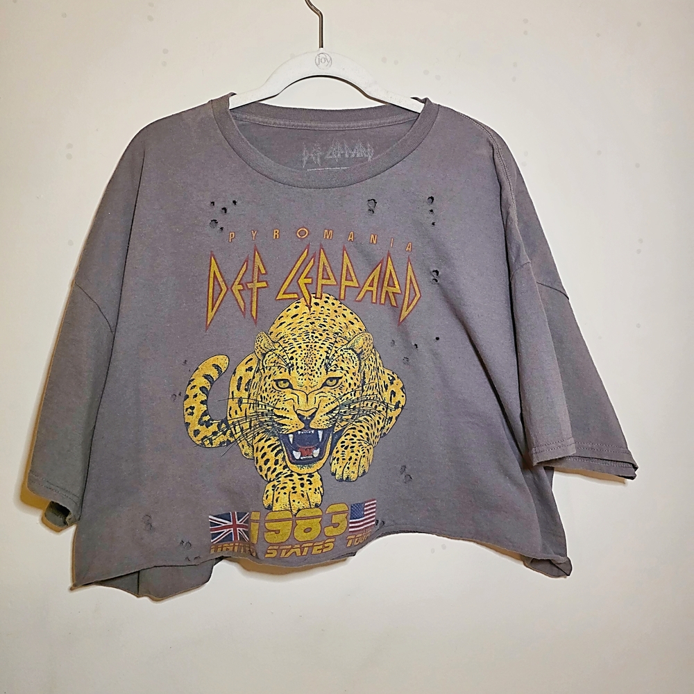 New Goodie Two Sleeves Def Leppard Pyromania 1983 Tour Distressed Crop Top SZ XL
